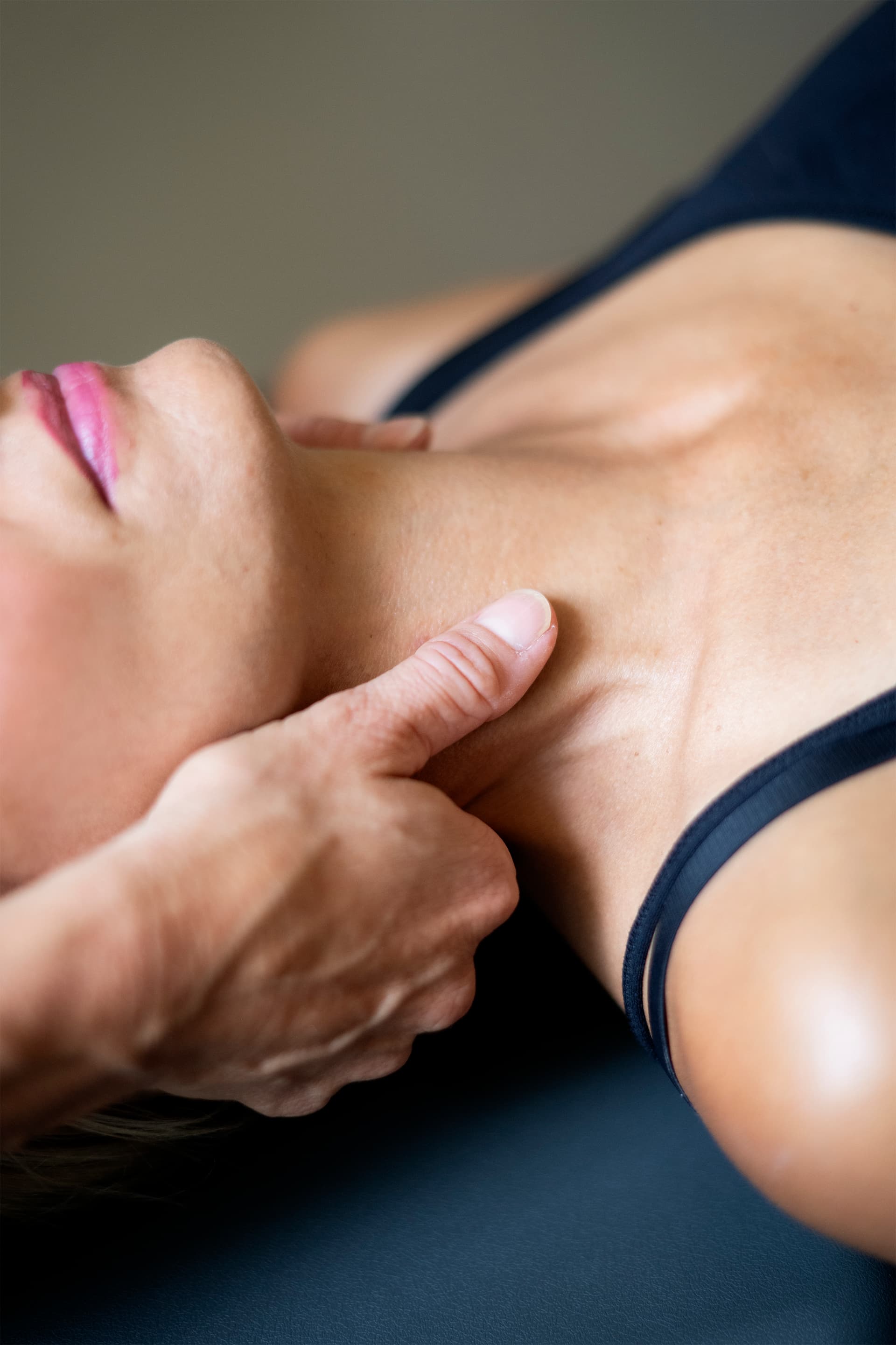 Osteopathiebehandlung in der Osteopraxis Krefeld von Dr. med. Julia Moussazadeh
